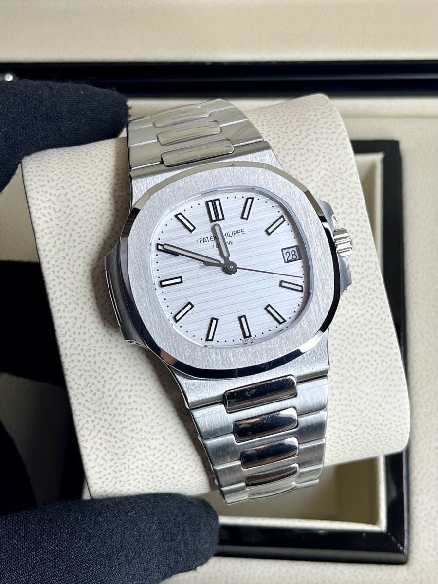 Patek Philippe Nautilus vue de profil cadran bleu — SALCIR Sénégal