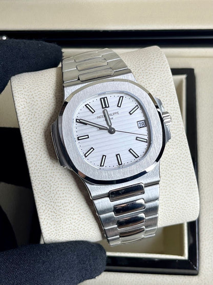 Patek Philippe Nautilus vue de profil cadran bleu — SALCIR Sénégal
