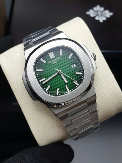Patek Philippe Nautilus détail bracelet acier intégré — SALCIR Sénégal