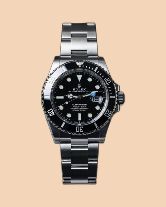 Montre SALCIR Abysse Noir sur fond crème — montre de plongée cadran noir à Dakar