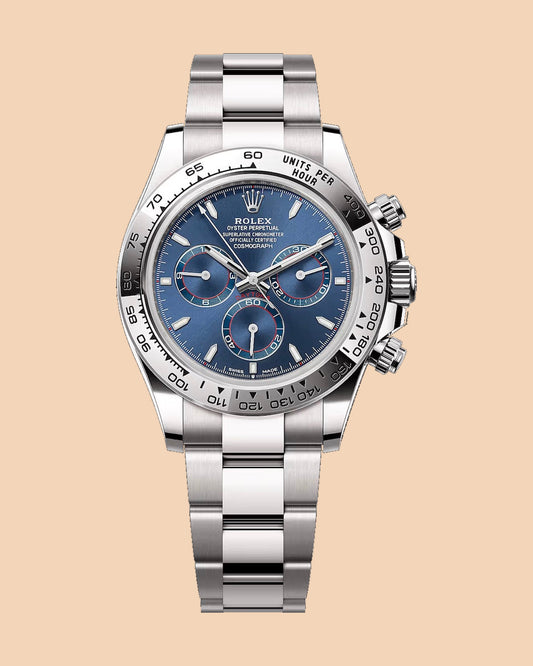 Montre chronographe SALCIR Piste Azur en acier à cadran bleu soleillé et sous-compteurs cerclés, sur fond crème — montre homme de luxe à Dakar