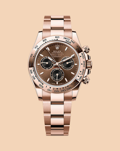 Montre SALCIR Piste Chocolat sur fond crème — chronographe de luxe à Dakar