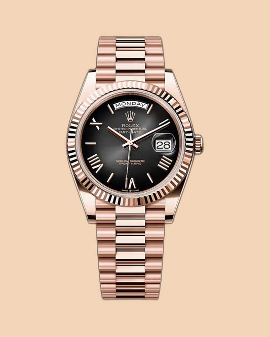 Montre SALCIR Souverain Day-Date sur fond crème — montre prestige or à Dakar