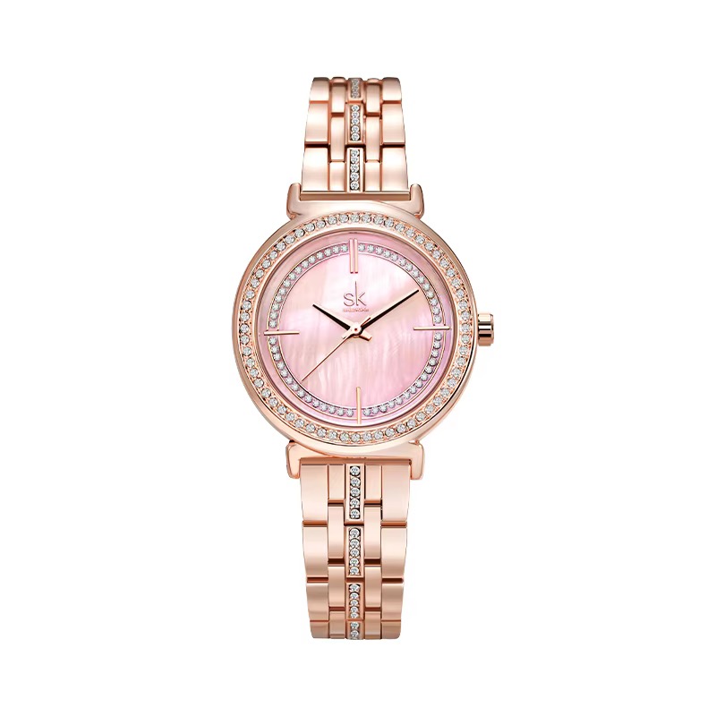 Montre femme SHENGKE ton or rose, cadran rose irisé, lunette et bracelet ornés de pierres scintillantes