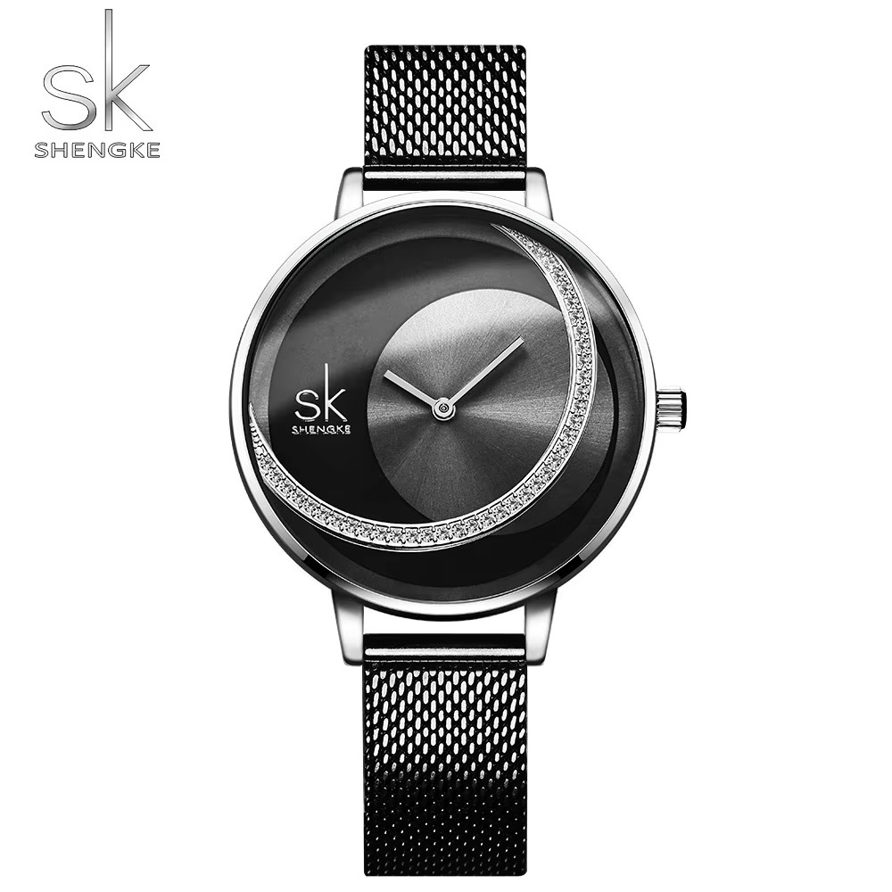 Montre femme SHENGKE, cadran noir orné d'un croissant de pierres scintillantes, boîtier argenté, bracelet maille noire