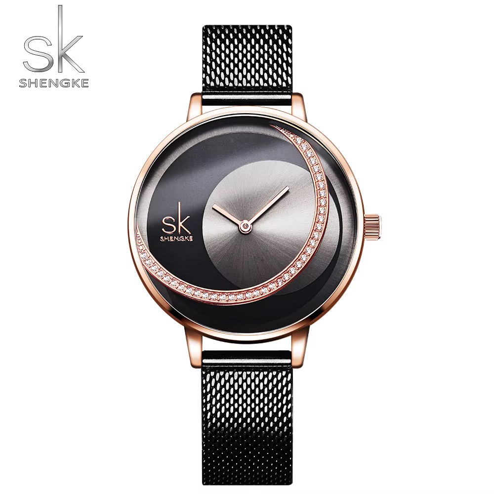 Montre femme SHENGKE, cadran noir orné d'un croissant de pierres scintillantes, boîtier ton or rose, bracelet maille noire