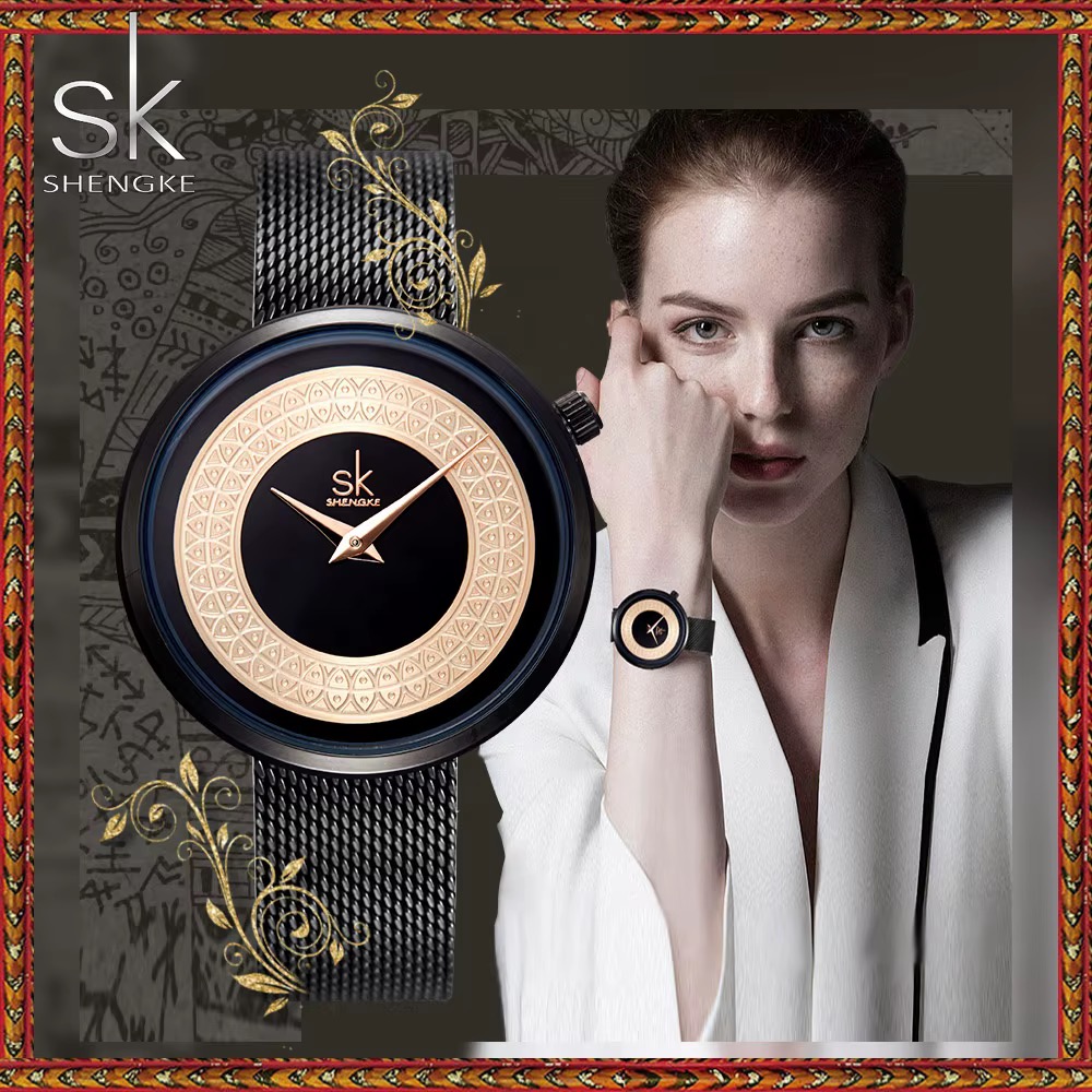 Montre femme SHENGKE au cadran noir entouré d'un anneau ciselé ton or rose, bracelet maille noire, portée au poignet